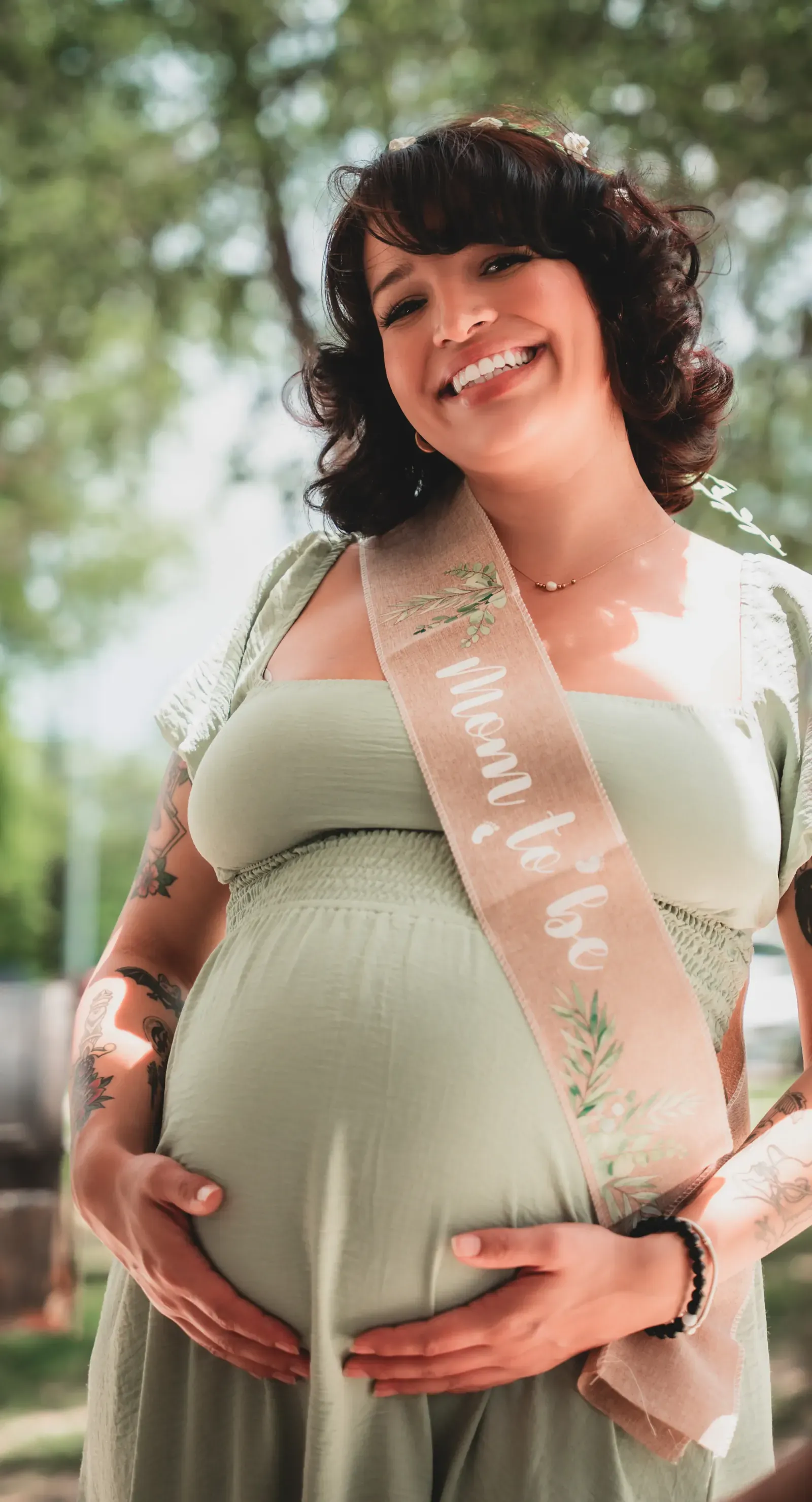 Table styling with peach arrangements and place cards.